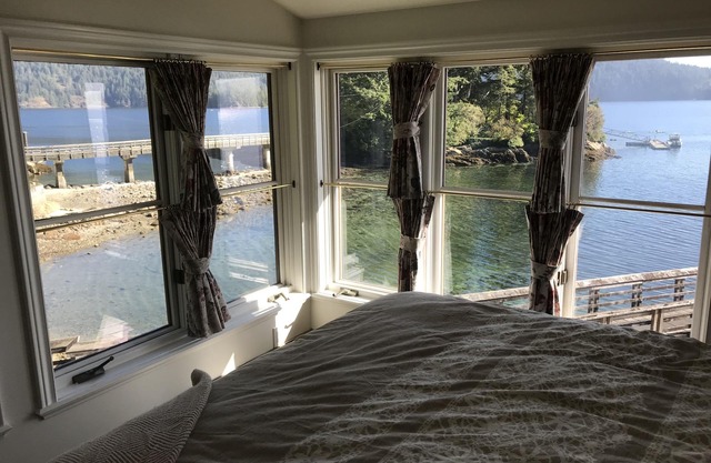 Coastal lifestyle! Oceanfront apartment! Huge deck and dock 30 min to downtown.
