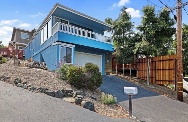 Coastal Pines Chalet by Moonstone Beach