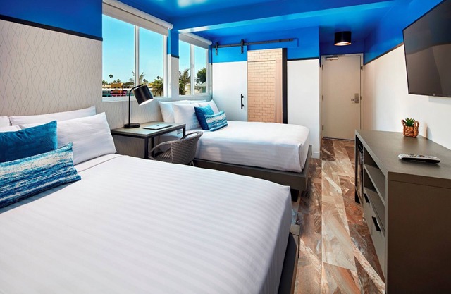 Coastal Retreat: Modern Room Brimming with Ocean Ambiance