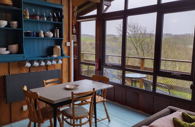 Coastal treetop cabin, spectacular views, walks from door