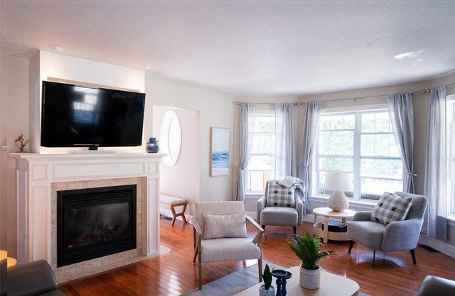 Coastal Vibe Cottage, sleeps 10, 9 beds, 7-minute walk to beach & town