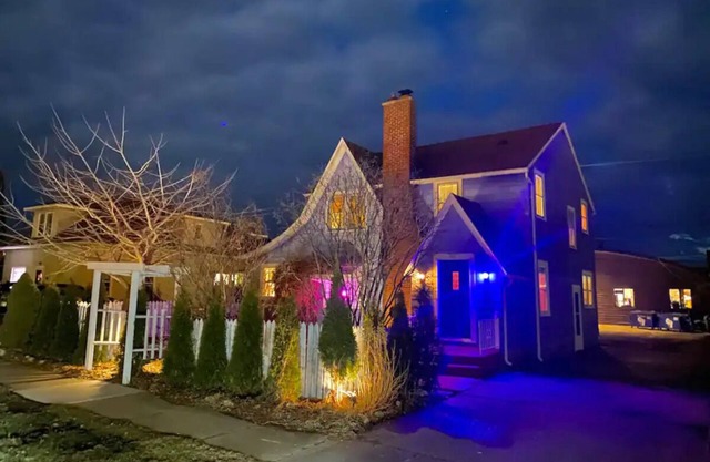 Cobalt Cottage: eclectic cozy home, right downtown