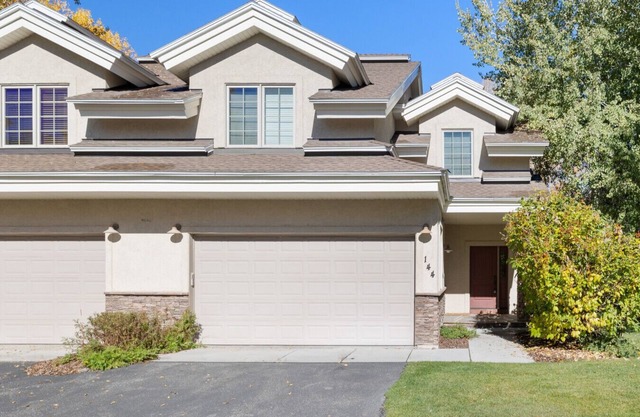 Cobble Creek Lane: Spacious, Gourmet Kitchen, Great for Families