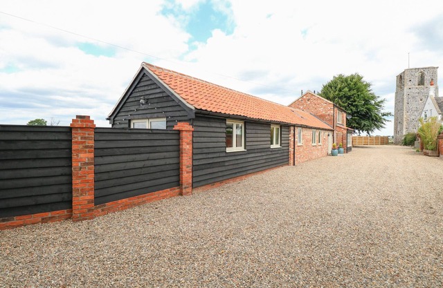 COBBLERS BARN, with hot tub in Potter Heigham