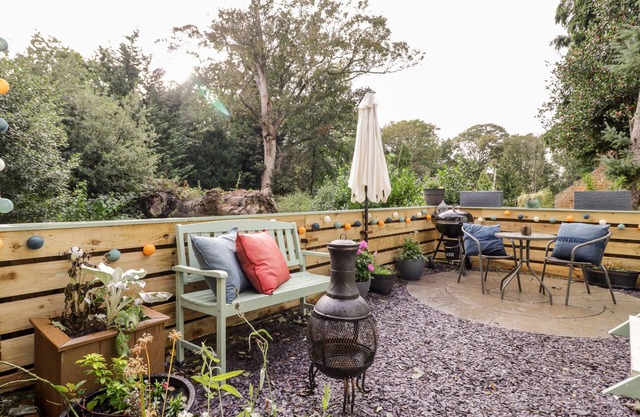 COBBLERS CABIN, pet friendly, with open fire in Northampton