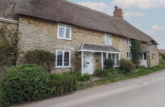 COBBLERS COTTAGE, pet friendly, with open fire in Langton Herring