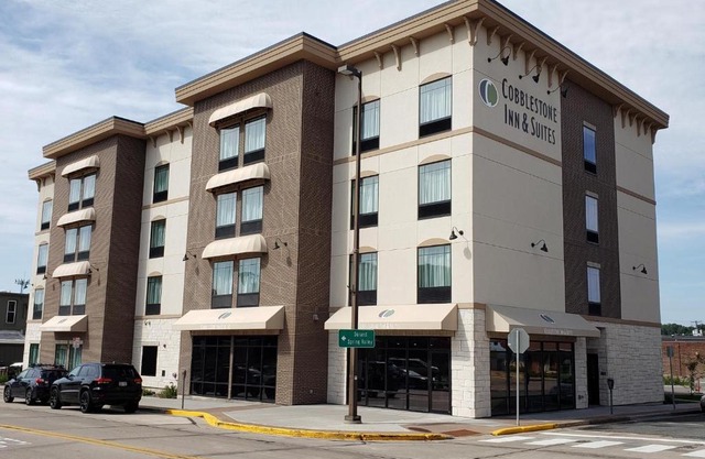 Cobblestone Inn & Suites - Menomonie/UW-Stout