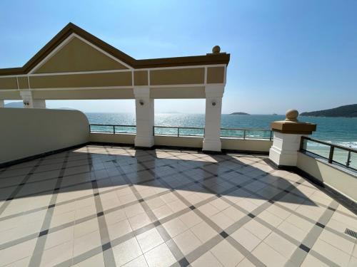 Cobertura aparthotel frente ao mar