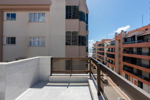 Cobertura c Hidro a 60m do Mar Meia Praia PAT0402