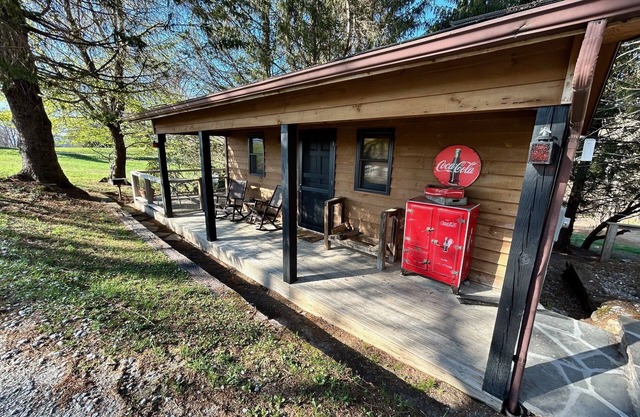 Coca-Cola Cabin | Jetted Tub | Fireplace