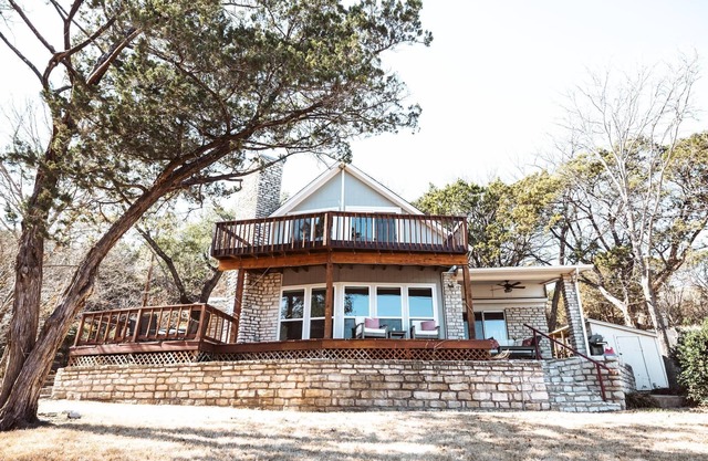 Coccinella: Lake Granbury Waterfront Retreat