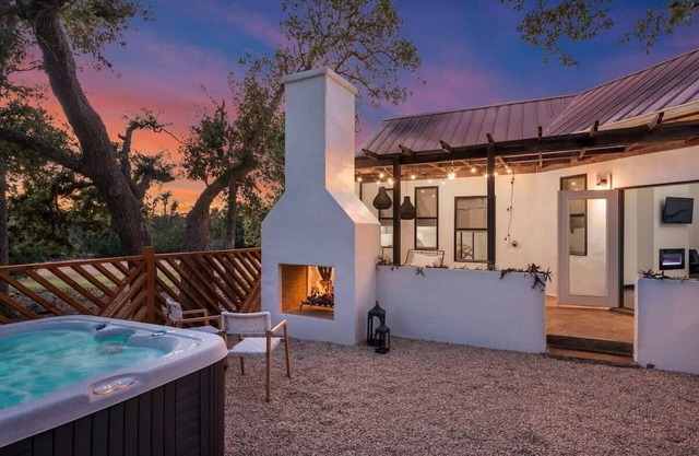 Coco Casita, Private Hot Tub, Outdoor Fireplace!
