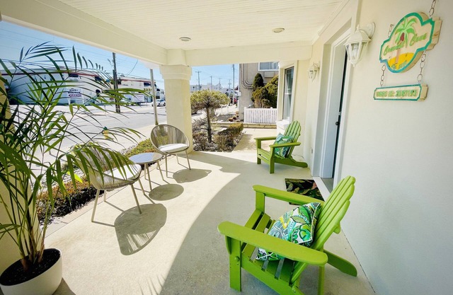 Coconut Cove: ACROSS from beach + boardwalk + parking w/Full Linen Service!