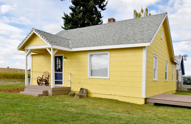 Coffee Klatch Cottage - Yellow
