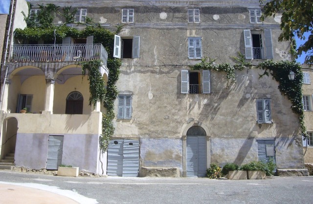 Coin de Paradis Corse Dans un Village Typique
