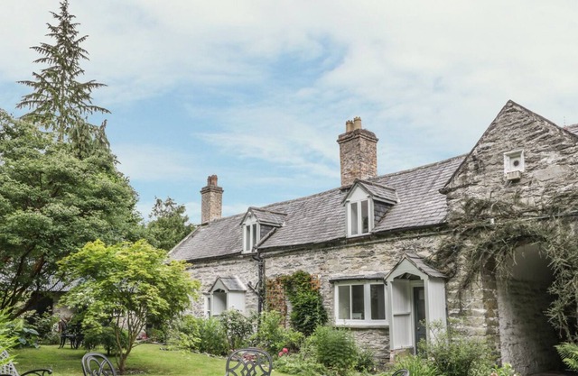 COLLEGE COTTAGE, family friendly, character holiday cottage in Corwen