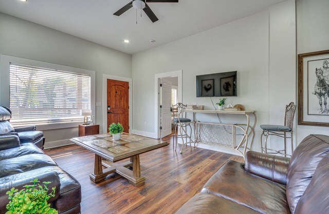 College Hub 1 Mi to Dtwn: Greensboro Group Escape