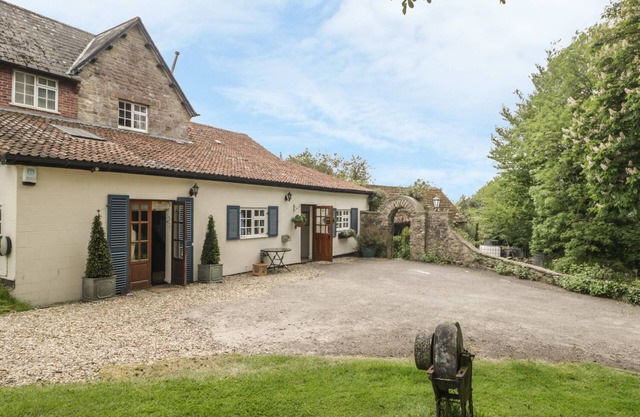 COLLY COTTAGE, pet friendly, character holiday cottage in Dottery