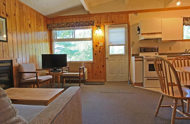 Colonial Bay Motel and Cottages
