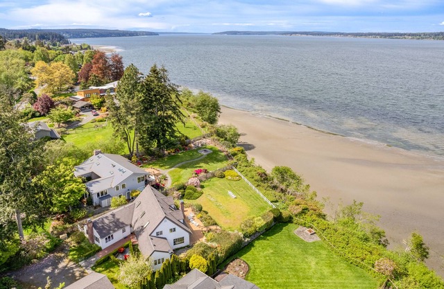 Colonial by the Sea - House on the Bluff