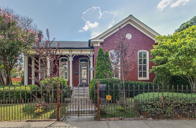 Colonial Germantown/Downtown Nashville- 4 BR 3 BA- SLEEPS 8 -Great Garden-