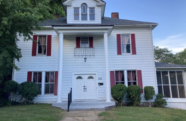 Colonial house in downtown N Wilkesboro NC with fireplace