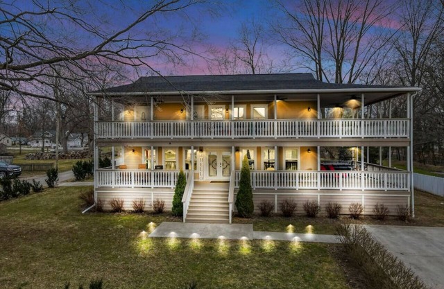Colonial on Crane: Hot tub, pet friendly, and boat dock included