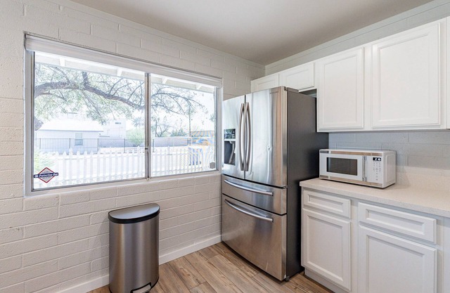 Color Pop Spot - 2BR 1 Bath Duplex