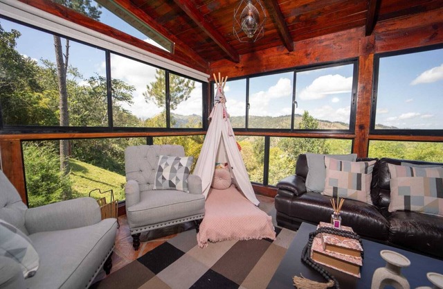 Color's Village, 3 bedroom vibrant colors chalet with stunning Mountain View!