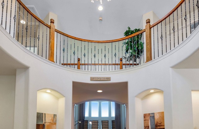 Colorado Lux Peace & Love (Top 2 Floors ONLY): Spacious & Cozy Scenic Views, Luxury, Pool Table