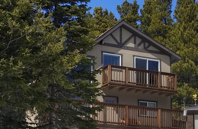 Colorado Mountain Retreat - Spacious Cabin with Hot tub
