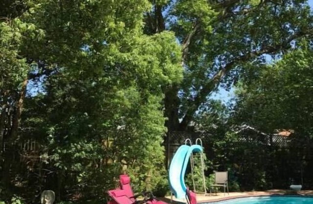 Colorful 2BR/1B close to LSU w/pool