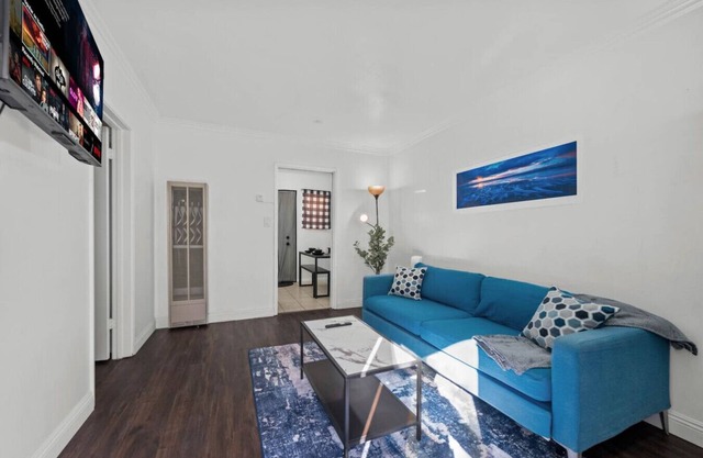 Colorful & Cozy Oasis: Walk Score 95/100, Free Pkg