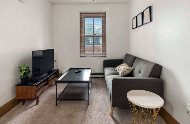 Colorful Downtown 1BR