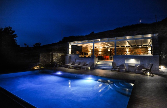 Colorful family summer house, large infinity swimming pool&soothing sunset views