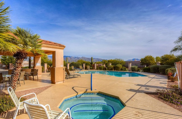 Colorful home in gated community with 3 pools, hot tubs & grills