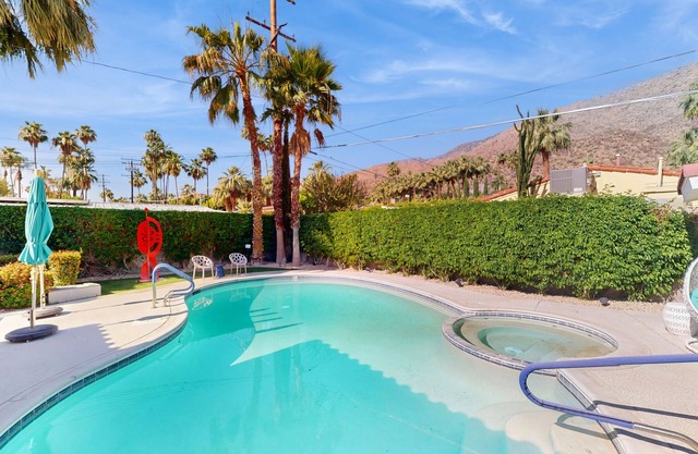 Colorful home with private pool and spa & private gas grill - families welcome