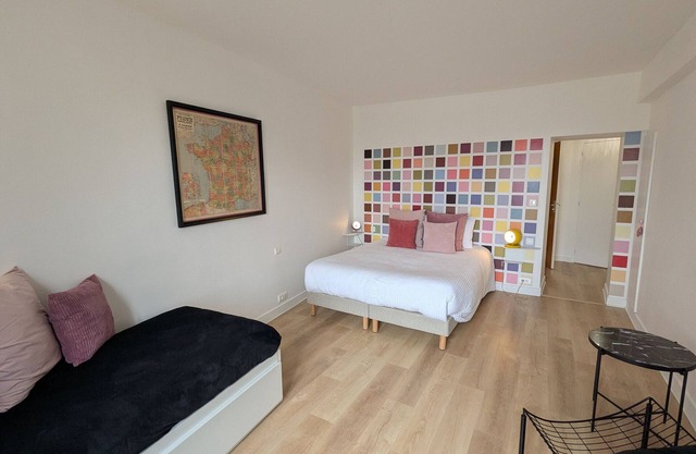 Colorful room in Briare center, breakfast included