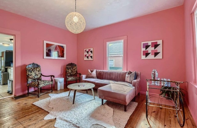 Colour Crush: Walk to Bars, Restaurants, Beltline