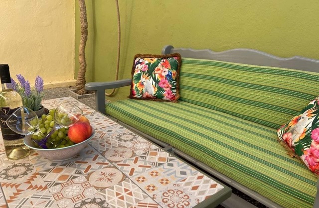 Colourful apartment next to Monte Smith!