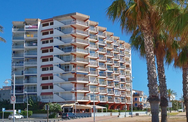 COMA-RUGA APARTMENT IN FIRST LINE OF SEA ON BEACH, IN PERFECT CONDITION