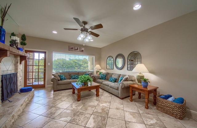 Comal Riverfront with 2 decks! Schlitterbahn! Pool, hot tub & river access!