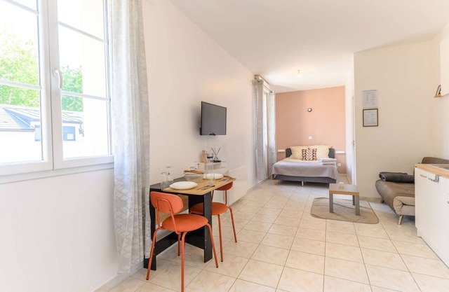 Come and discover the cocoon of l'impasse in Tremblay en France with our Deluxe studio!