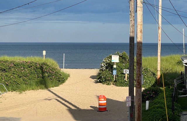 Come enjoy 7 miles of beaches in sunny OOB in this 3 bedroom condo!