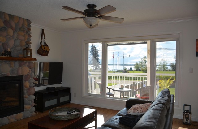 COME FISHING & ENJOY THE SUNSET FROM THE HOT TUB.
