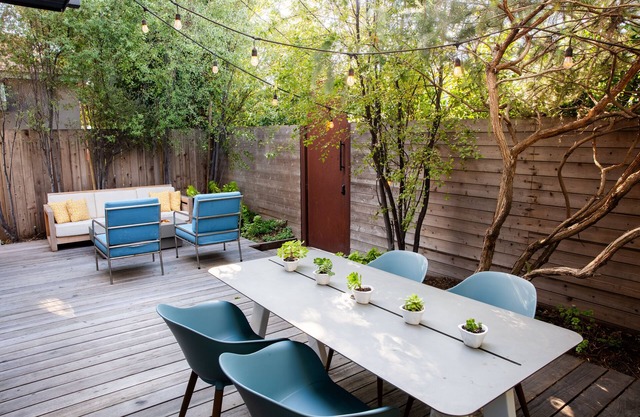 Come live at the beach in Venice in a recently renovated townhouse with garden!