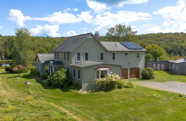 Come to our lake house, pick apples, kayak & enjoy the fall foliage.