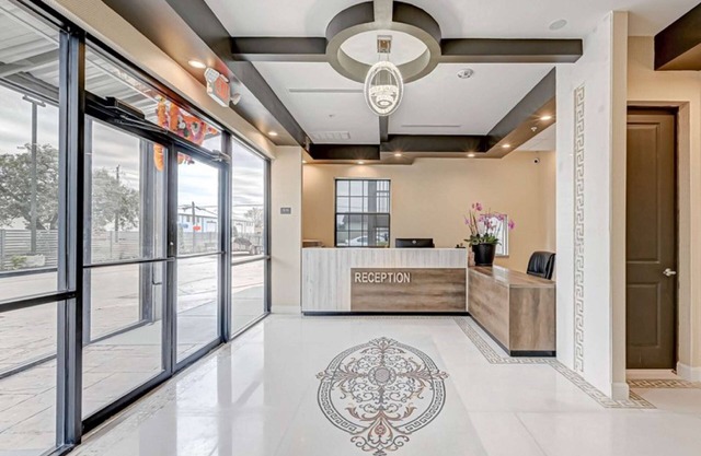 Comfeeni Inn and Suites