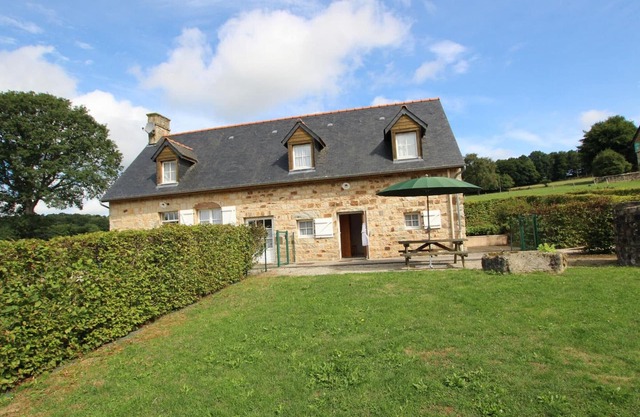 Comfortable cottage in St Georges de Rouelley, pets allowed, valley view