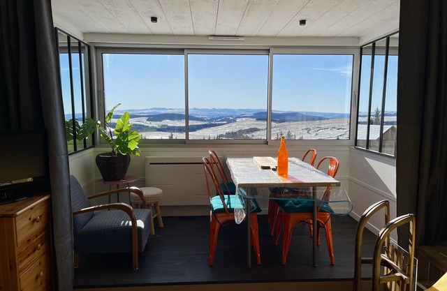 Comfort and south-facing view for 5 people